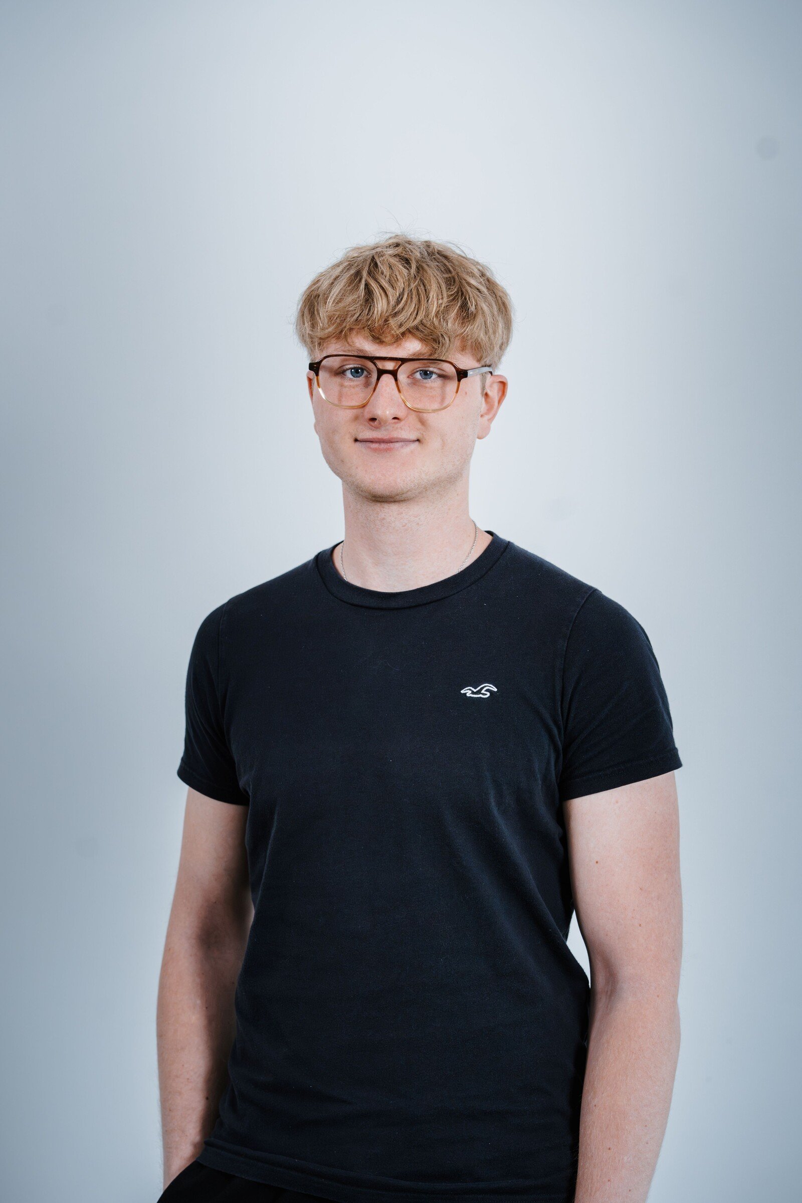 Porträt eines jungen Mannes mit blonden Haaren und Brille