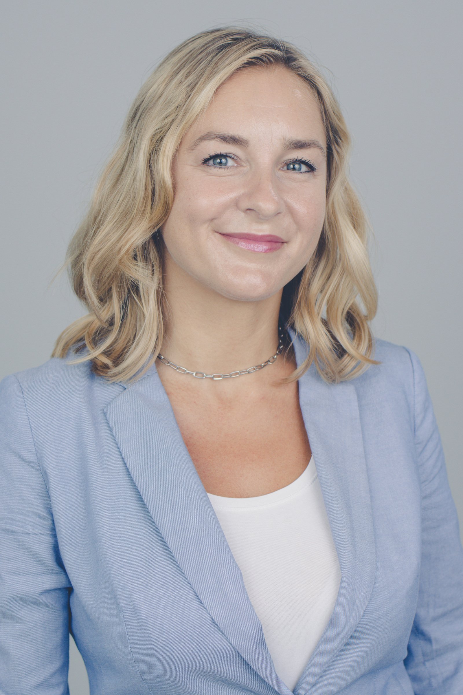 Portrait von Jaqueline Welle, Finanzbuchhalterin bei con.tax in Fulda