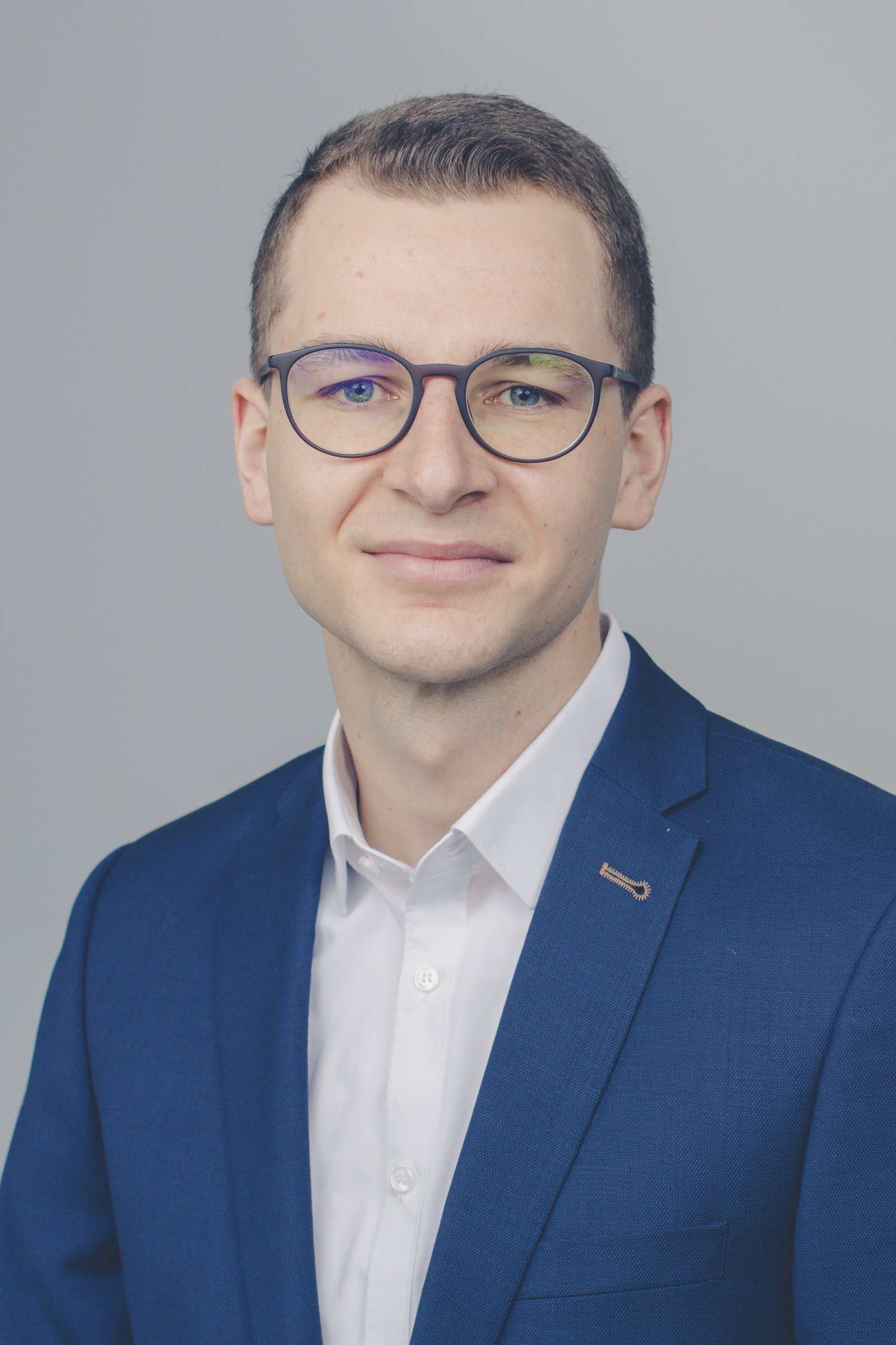 Porträt des Geschäftsführers Nick Neumann in Anzug